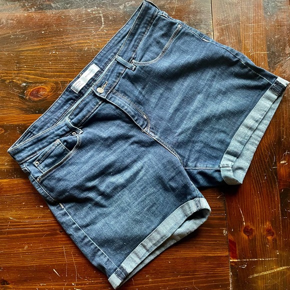 Signature Levi Strauss Mid Rise Cuffed Shorts - Picture 1 of 6